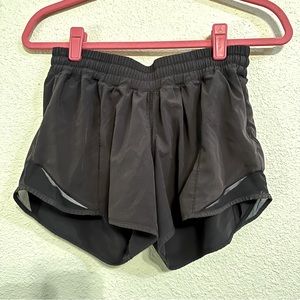 USED lululemon black hotty hot shorts sz 6 Tall